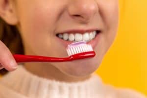 בחורה מצחצחת שיניים להנאתה - אילוסטרציה