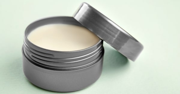 צנצנת עם חימר לשיער