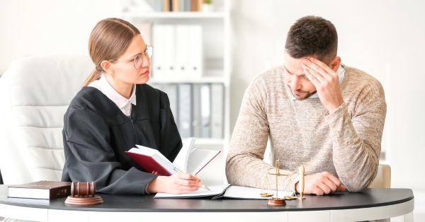 שופט עובד עם הלקוח