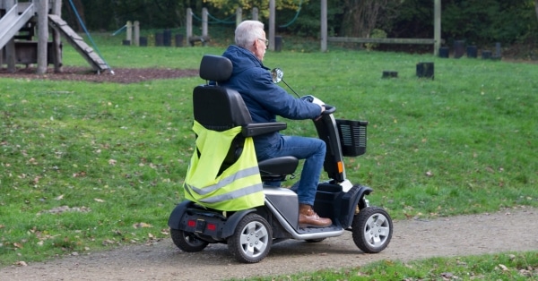 זכר משתמש בקורקינט חשמלי