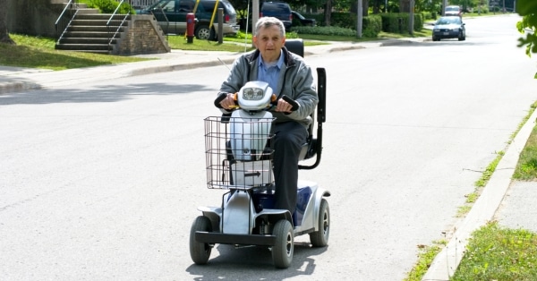 בכיר באמצעות קורקינט חשמלי
