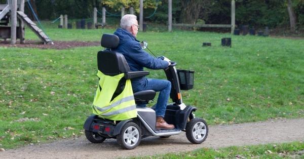 אדם רוכב על קורקינט חשמלי