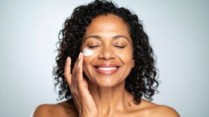 איך לשפר את מראה העור בלי טיפולים פולשניים?