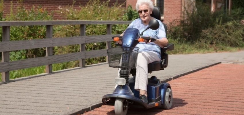 קשישה רוכבת על קטנוע