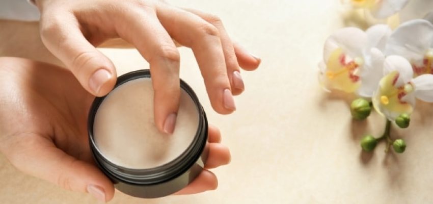 אישה מחזיקה צנצנת עם חימר שיער