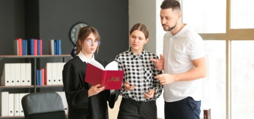 שופטת עובדת עם זוג במשרדה